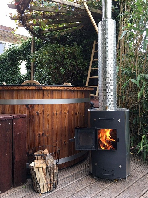 Wood-fired hot tub with the external furnace